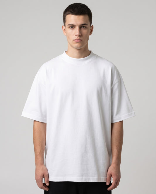 Weisses Oversized-T-Shirt mit Anime-Rückenprint: Mädchen mit lila Haaren vor Sternenhimmel, Schriftzug Dreams Never End