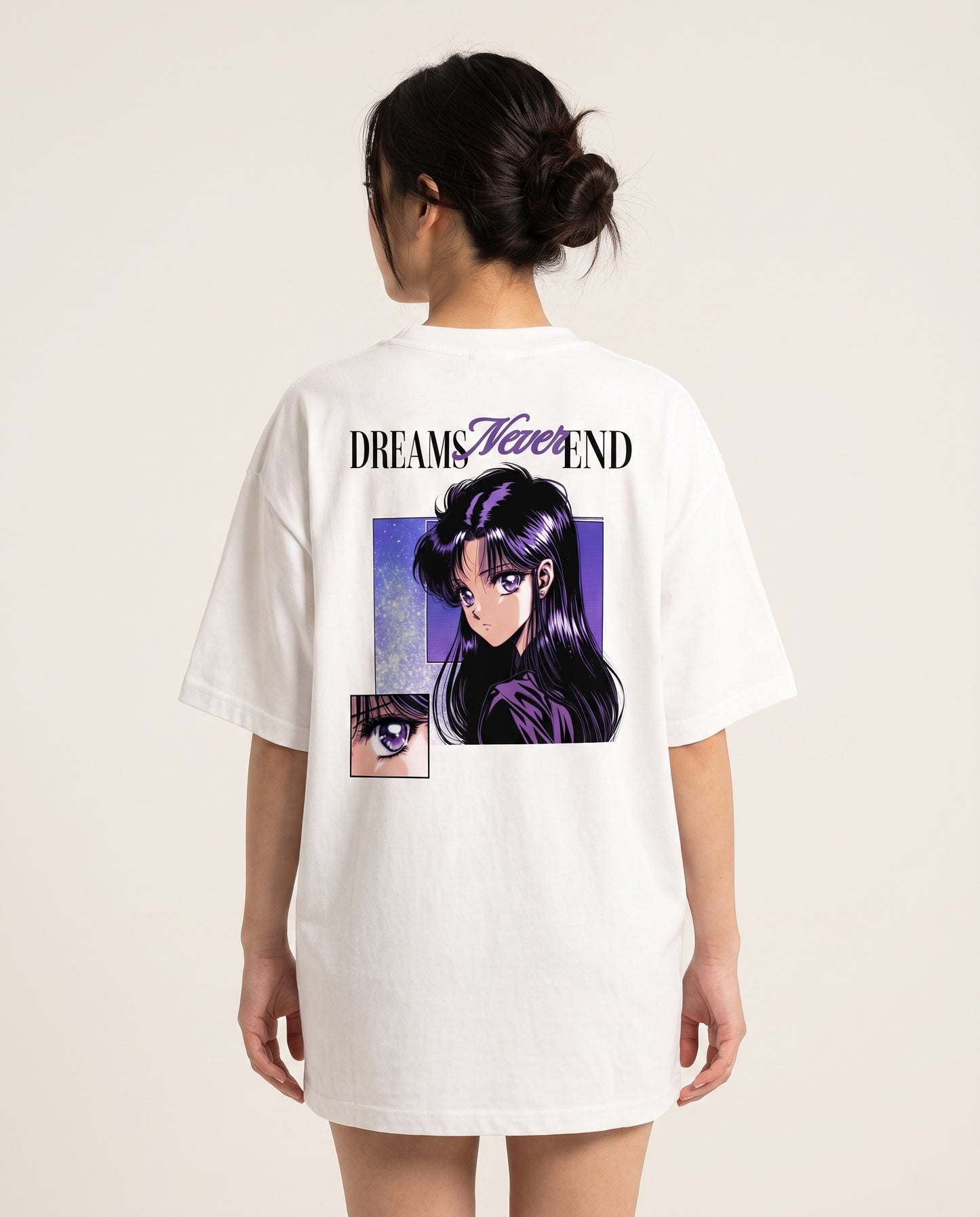 Frau trägt weisses Oversized Anime-Shirt Dreams Never End mit Rückenprint