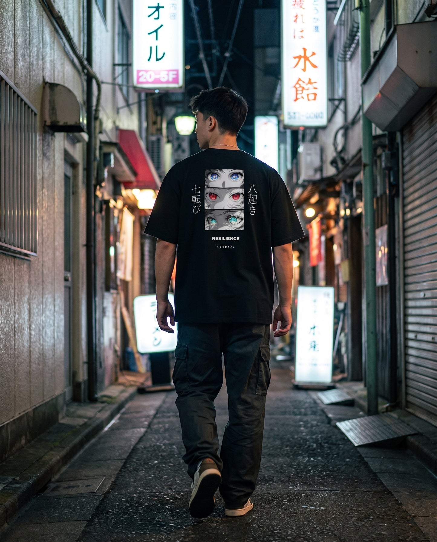 Mann mit schwarzem Resilience Anime-Shirt nachts in Tokyo-Gasse mit Neonlichtern