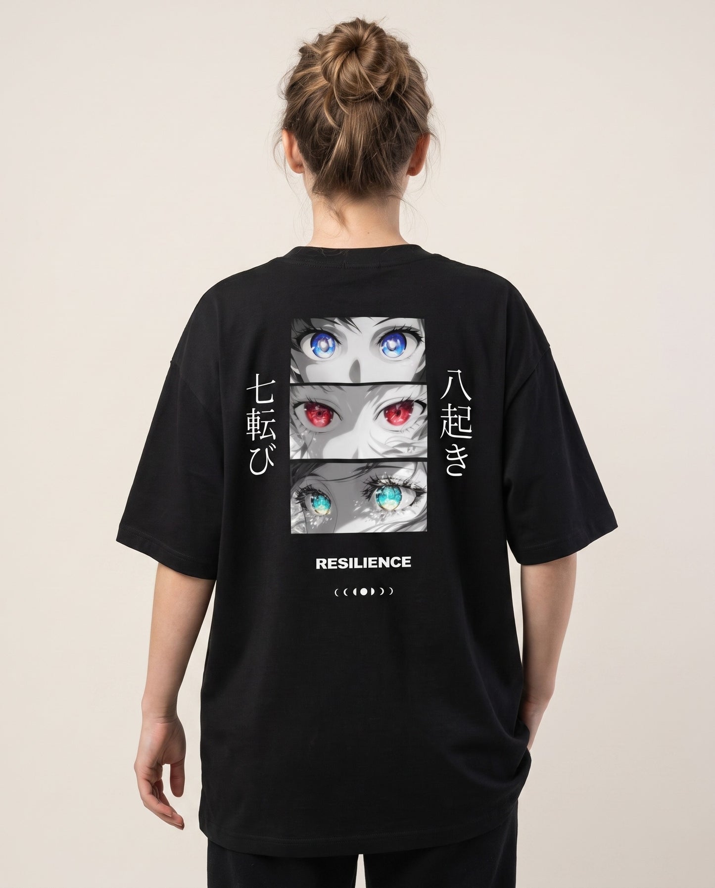 Frau trägt schwarzes Oversized Anime-Shirt Resilience mit Rückenprint