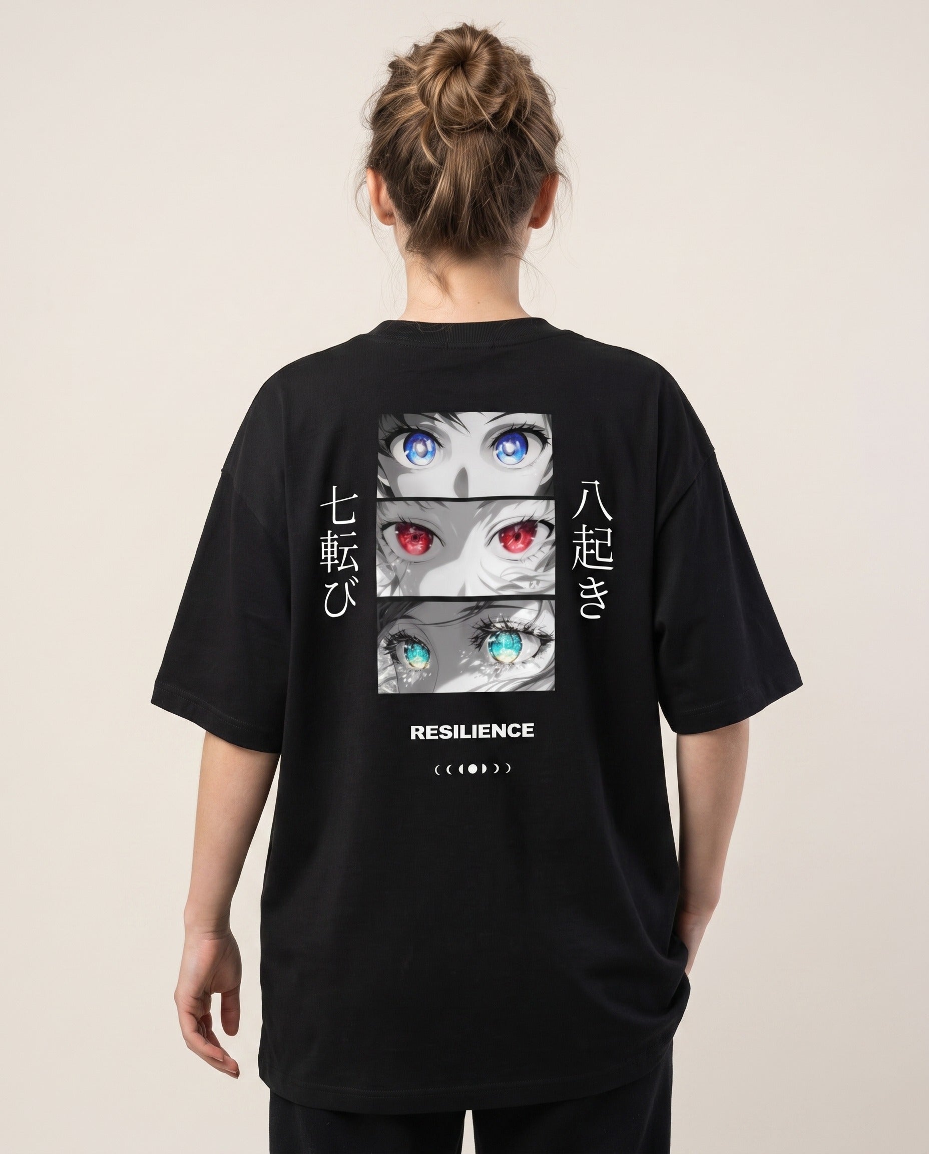 Frau trägt schwarzes Oversized Anime-Shirt Resilience mit Rückenprint