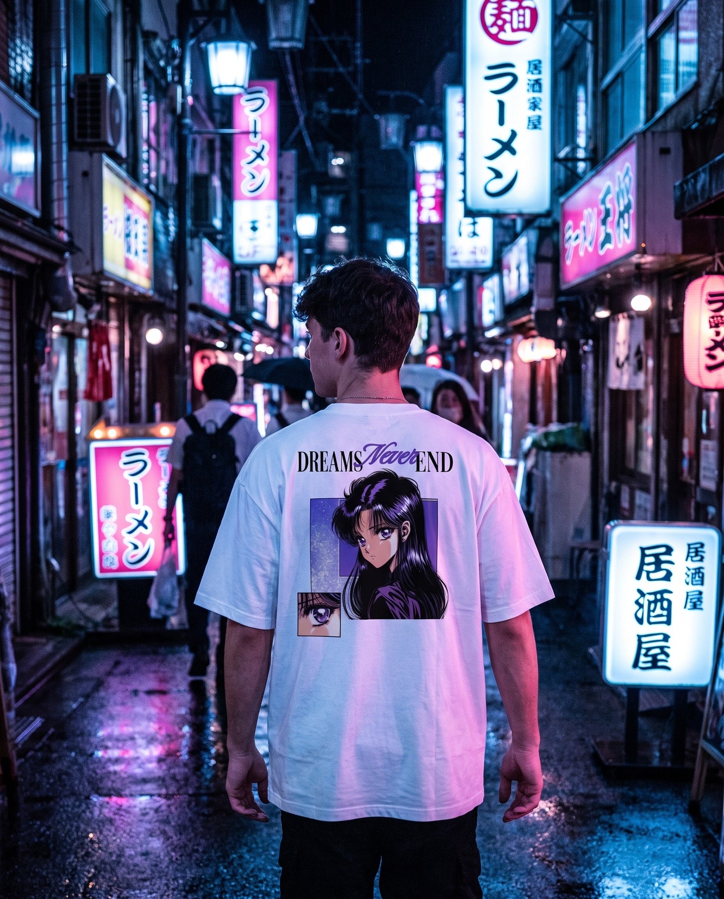 Mann mit weissem Dreams Never End Anime-Shirt nachts in Tokyo-Gasse mit Neonlichtern