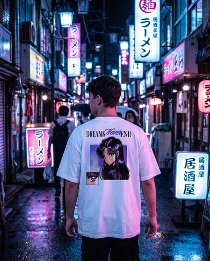 Mann mit weissem Dreams Never End Anime-Shirt nachts in Tokyo-Gasse mit Neonlichtern