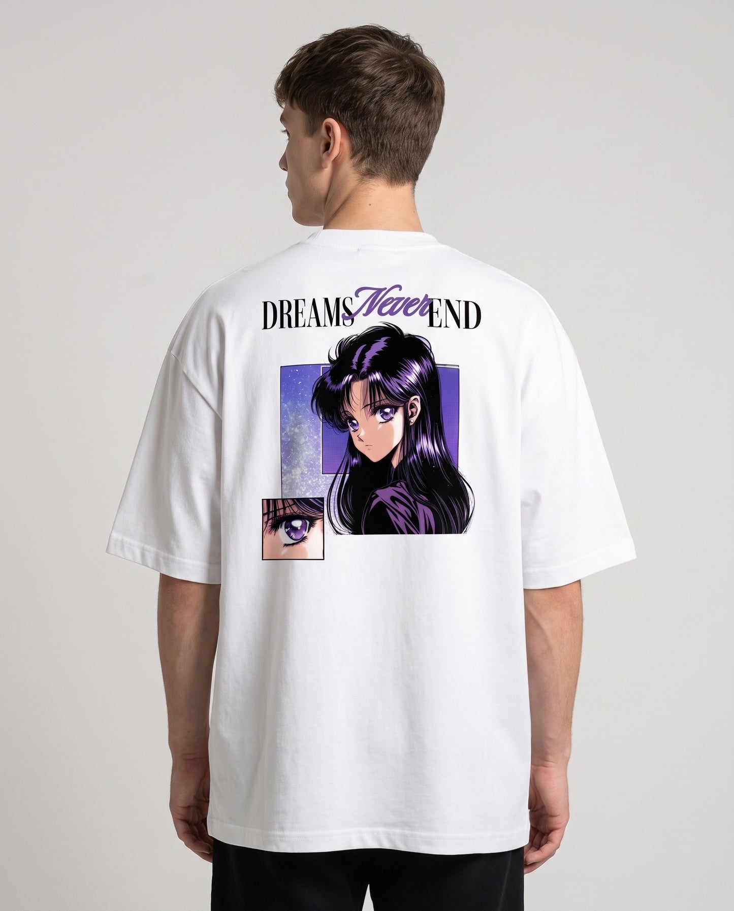 Weisses Oversized-T-Shirt mit Anime-Rückenprint: Mädchen mit lila Haaren vor Sternenhimmel, Schriftzug Dreams Never End