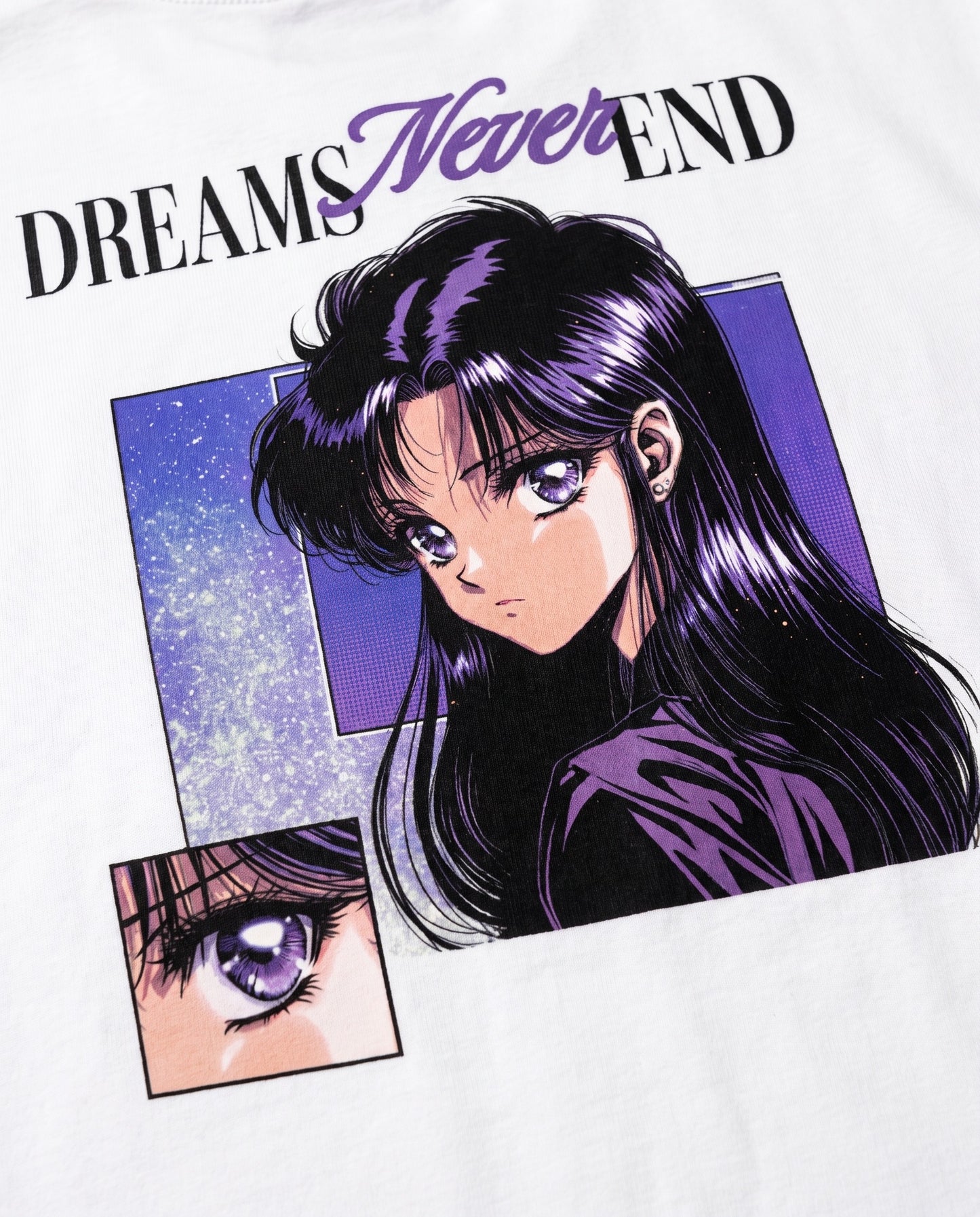 Nahaufnahme Anime-Print Dreams Never End: 90s-Girl mit lila Augen auf weisser Bio-Baumwolle