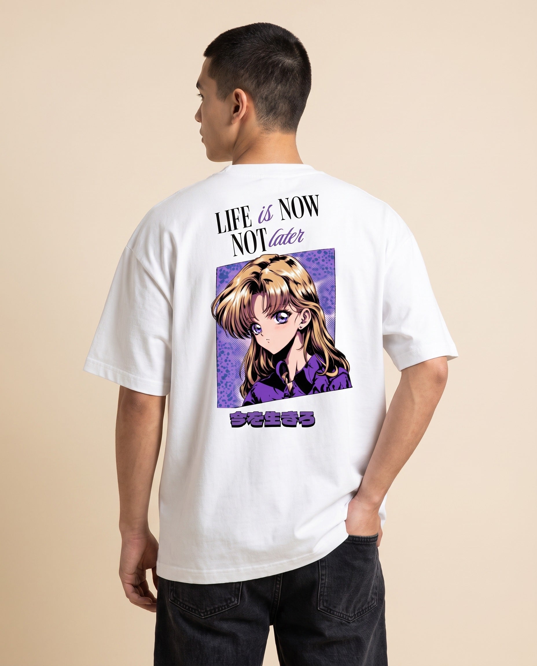 Weisses Oversized-T-Shirt mit Anime-Rückenprint: Mädchen mit blonden Haaren im 90s-Stil, Schriftzug Life Is Now Not Later
