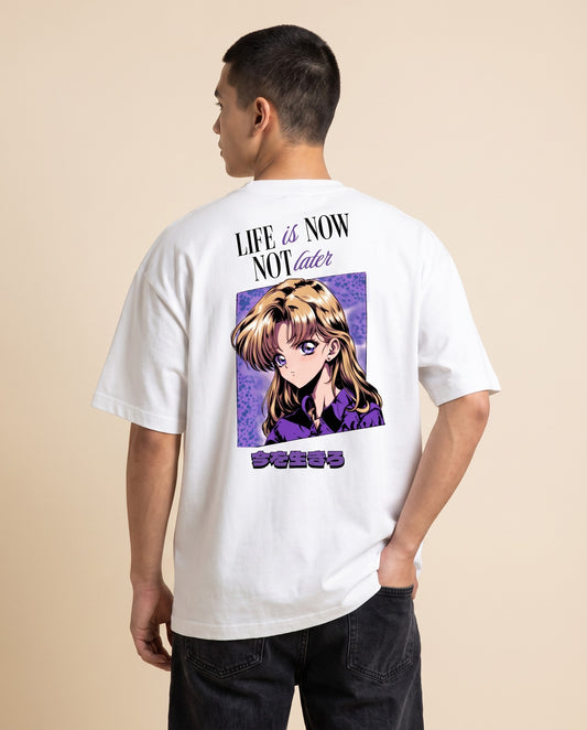 Weisses Oversized-T-Shirt mit Anime-Rückenprint: Mädchen mit blonden Haaren im 90s-Stil, Schriftzug Life Is Now Not Later