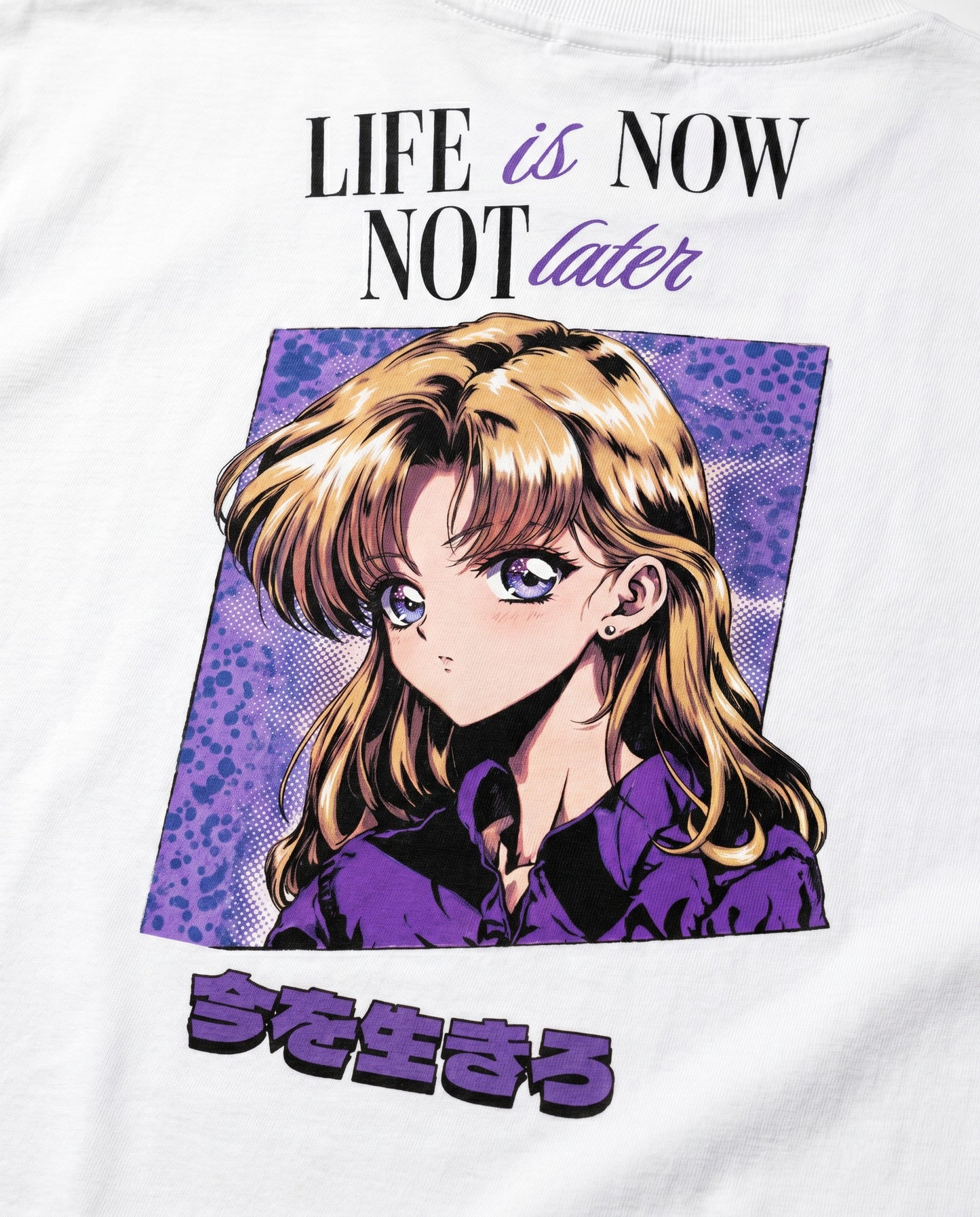 Nahaufnahme Anime-Print Life Is Now: 90s-Girl mit lila Halftone-Panel und Kanji auf weisser Bio-Baumwolle