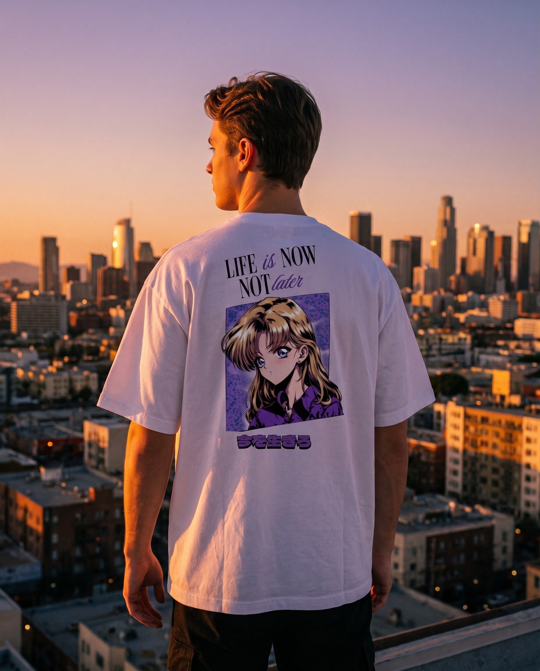 Person mit weissem LIFE IS NOW Anime-Shirt bei Sonnenuntergang über der Skyline