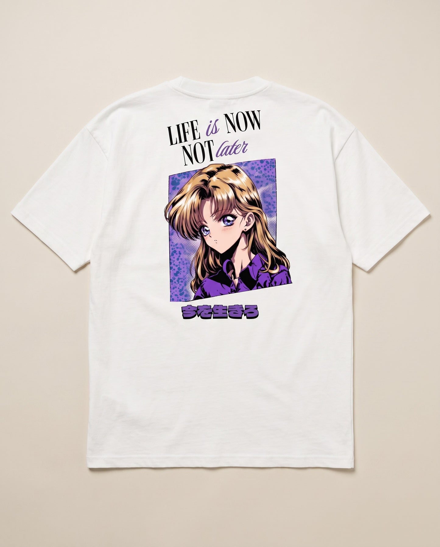 Life Is Now Oversized T-Shirt Weiss, Rückseite mit 90s-Anime-Print, Flatlay