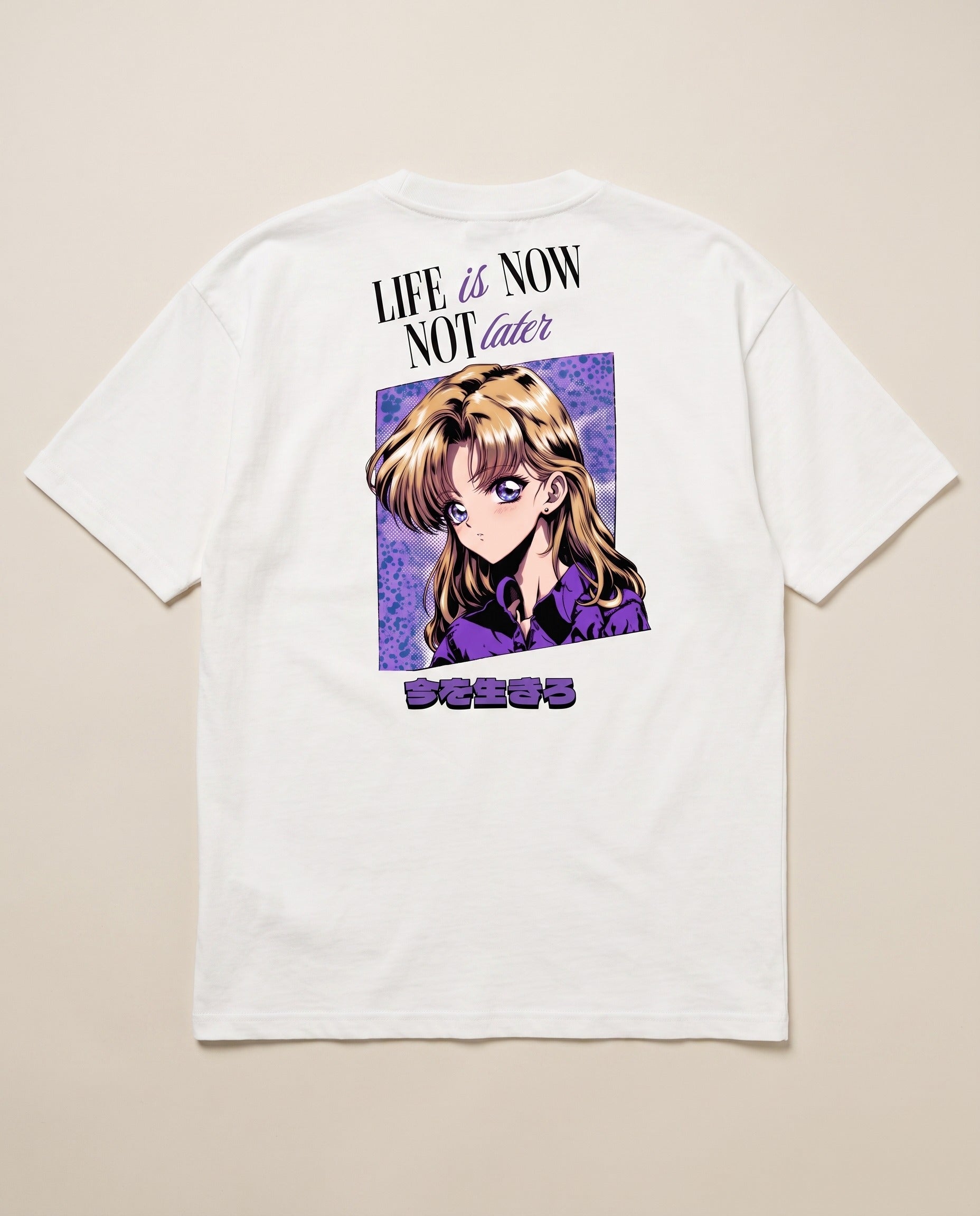 Life Is Now Oversized T-Shirt Weiss, Rückseite mit 90s-Anime-Print, Flatlay