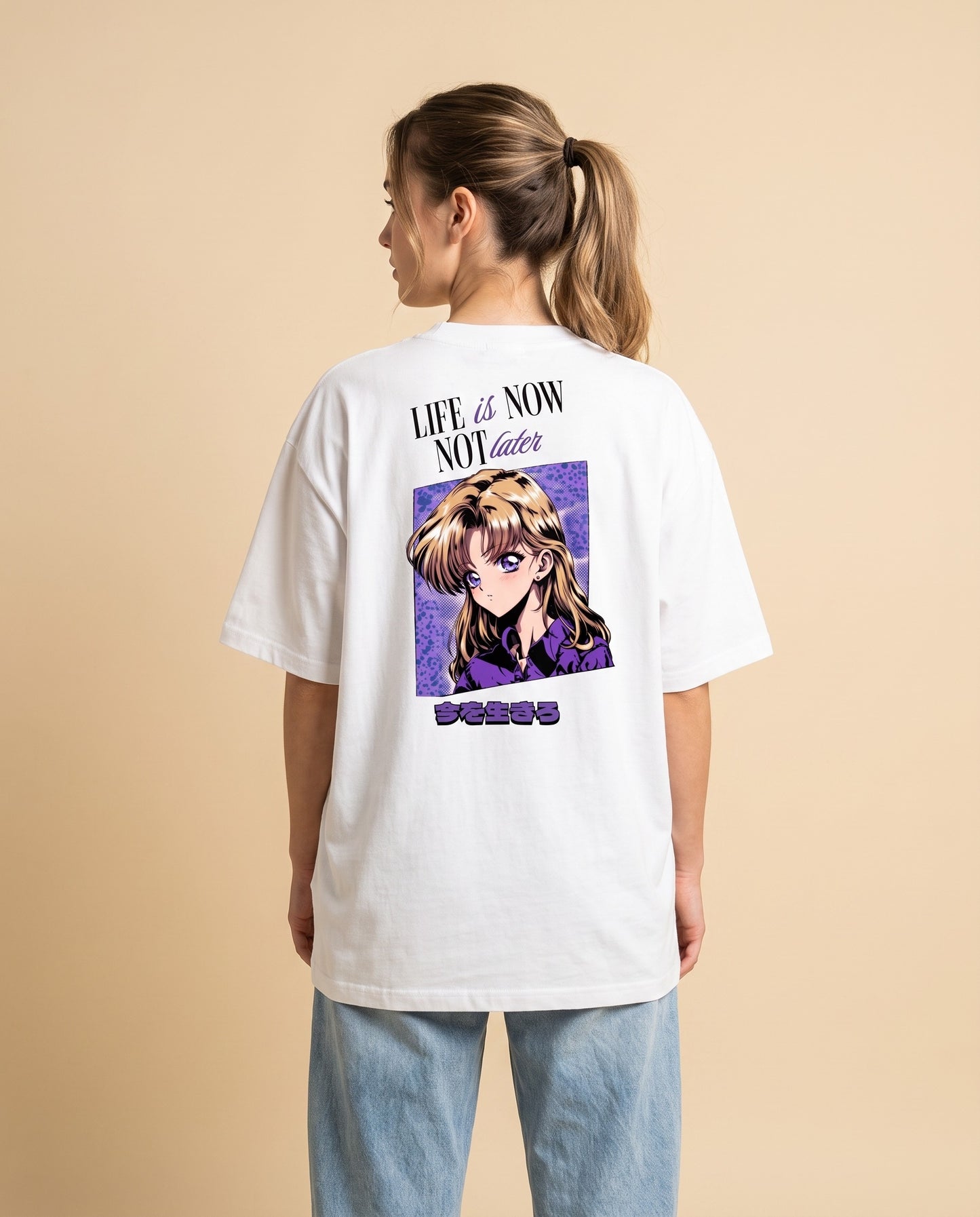 Frau trägt weisses Oversized Anime-Shirt Life Is Now mit Rückenprint