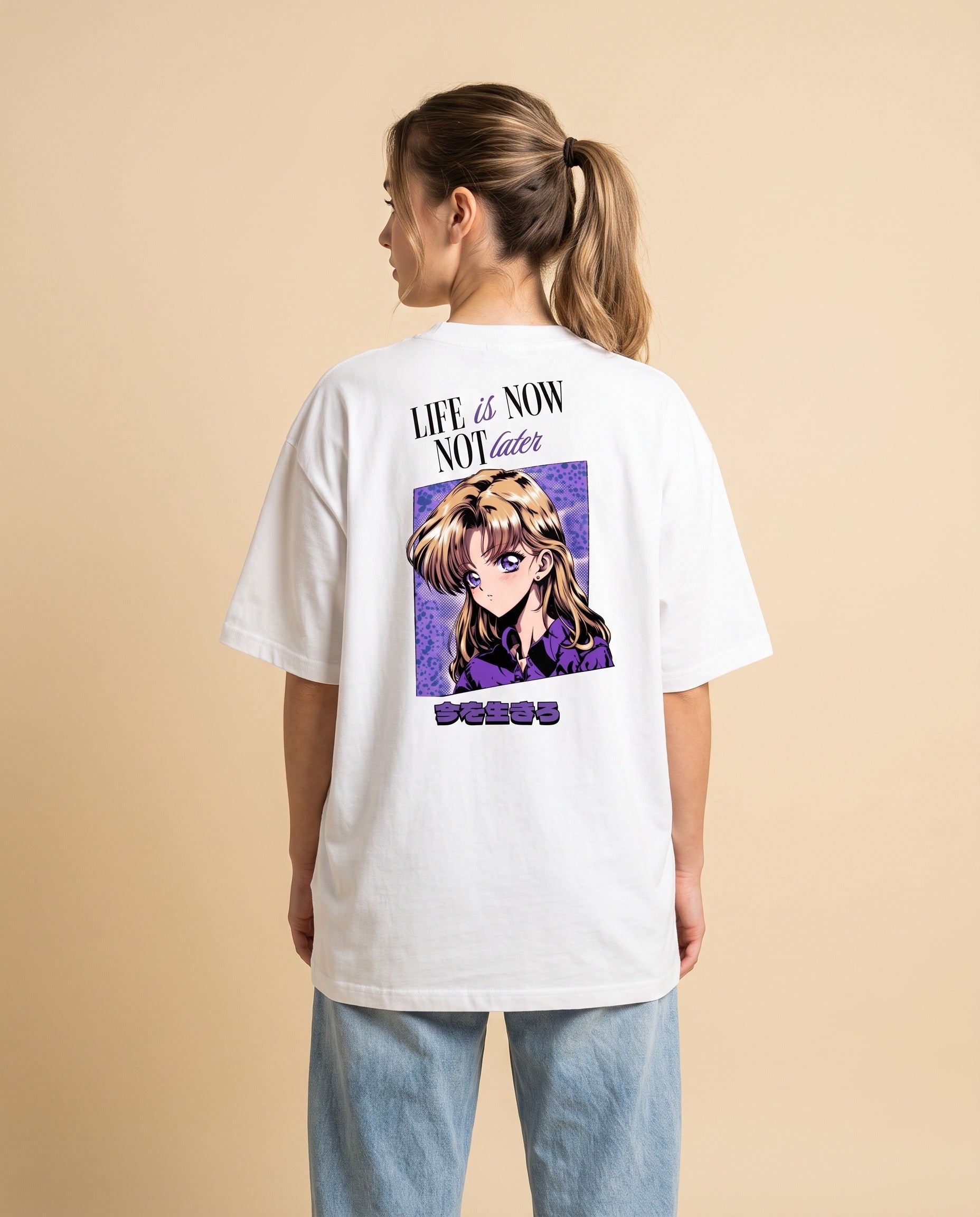 Frau trägt weisses Oversized Anime-Shirt Life Is Now mit Rückenprint